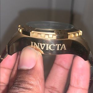 GOLD INVICTA WATCH!Comes with FREE 50$ case aswell
